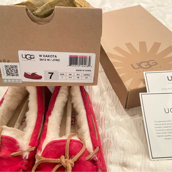 [Size 7] UGG Dakota Moccasins in RED - Lamb fur lined - 5612 W / JTRD - Picture 6 of 7